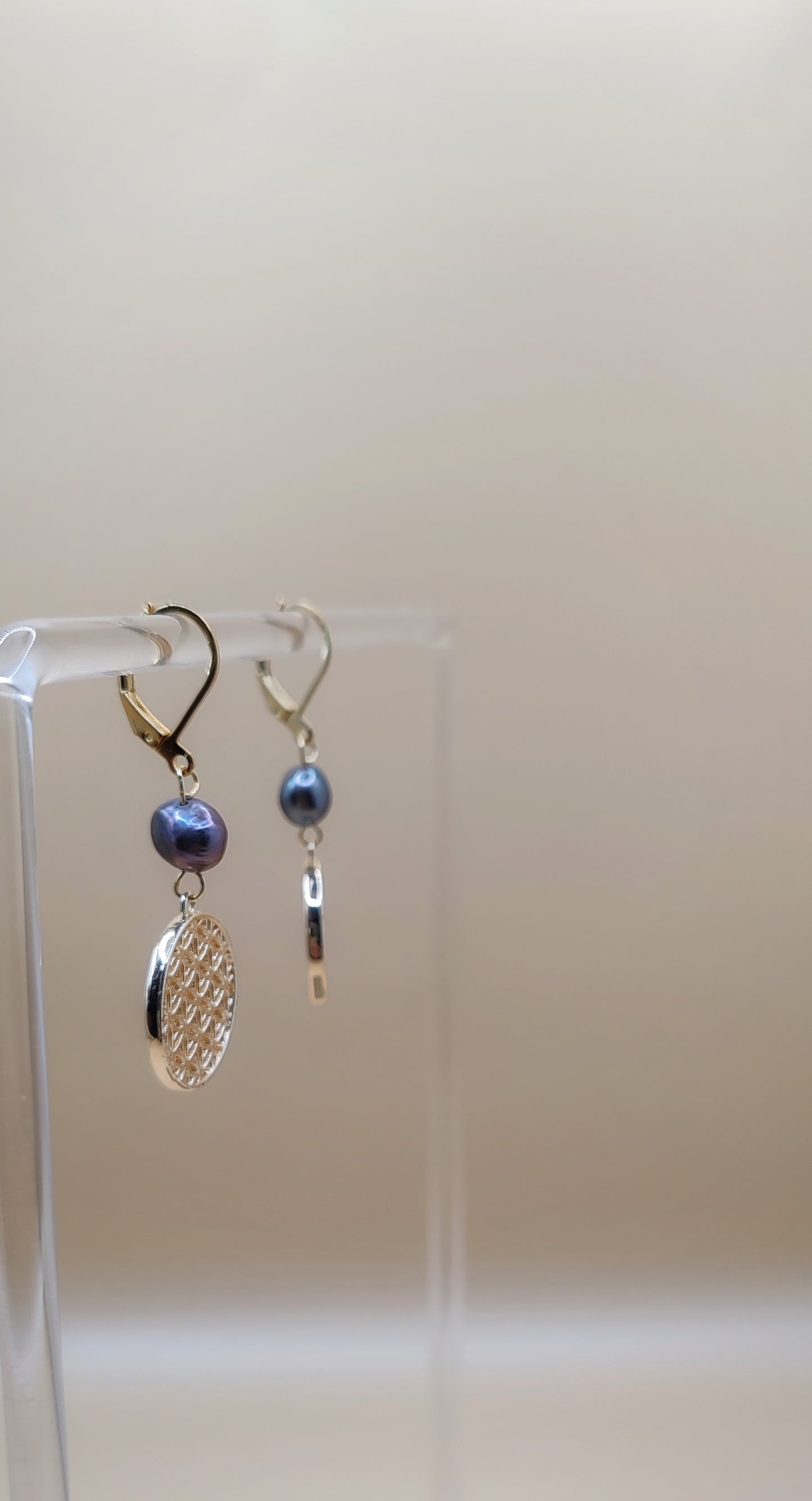 Aretes Flor de la Vida con Perla Gris – Chapa de Oro 14K