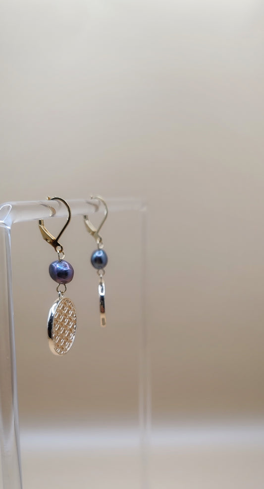 Aretes Flor de la Vida con Perla Gris – Chapa de Oro 14K