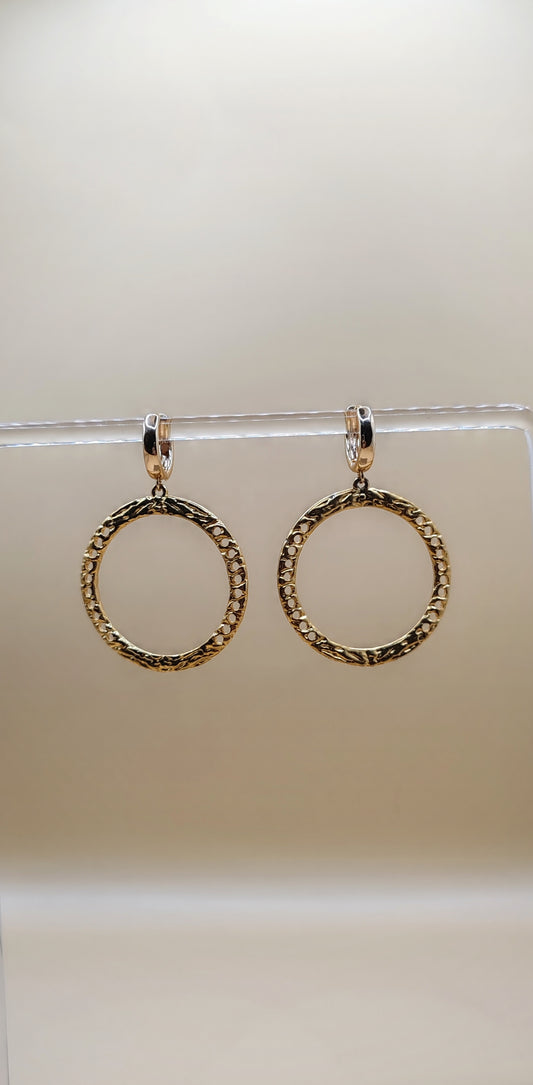 Aretes Aro Texturizado Clásico – Chapa de Oro 14K