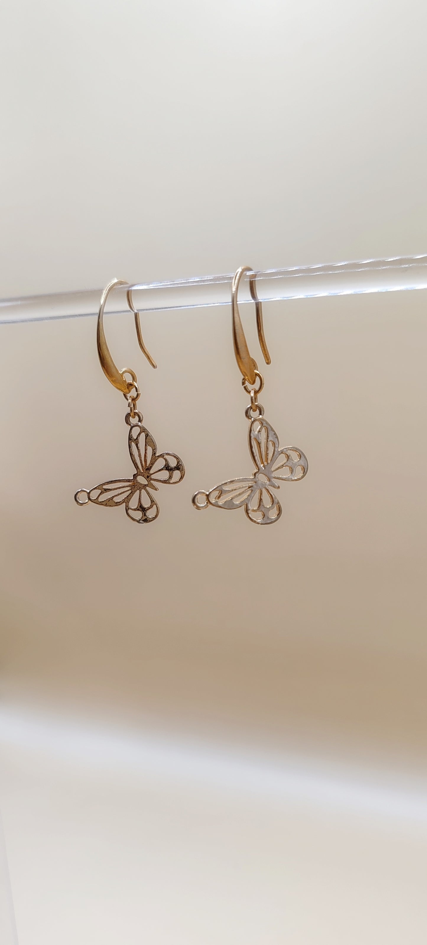 Aretes Mariposa Delicada – Chapa de Oro 14K