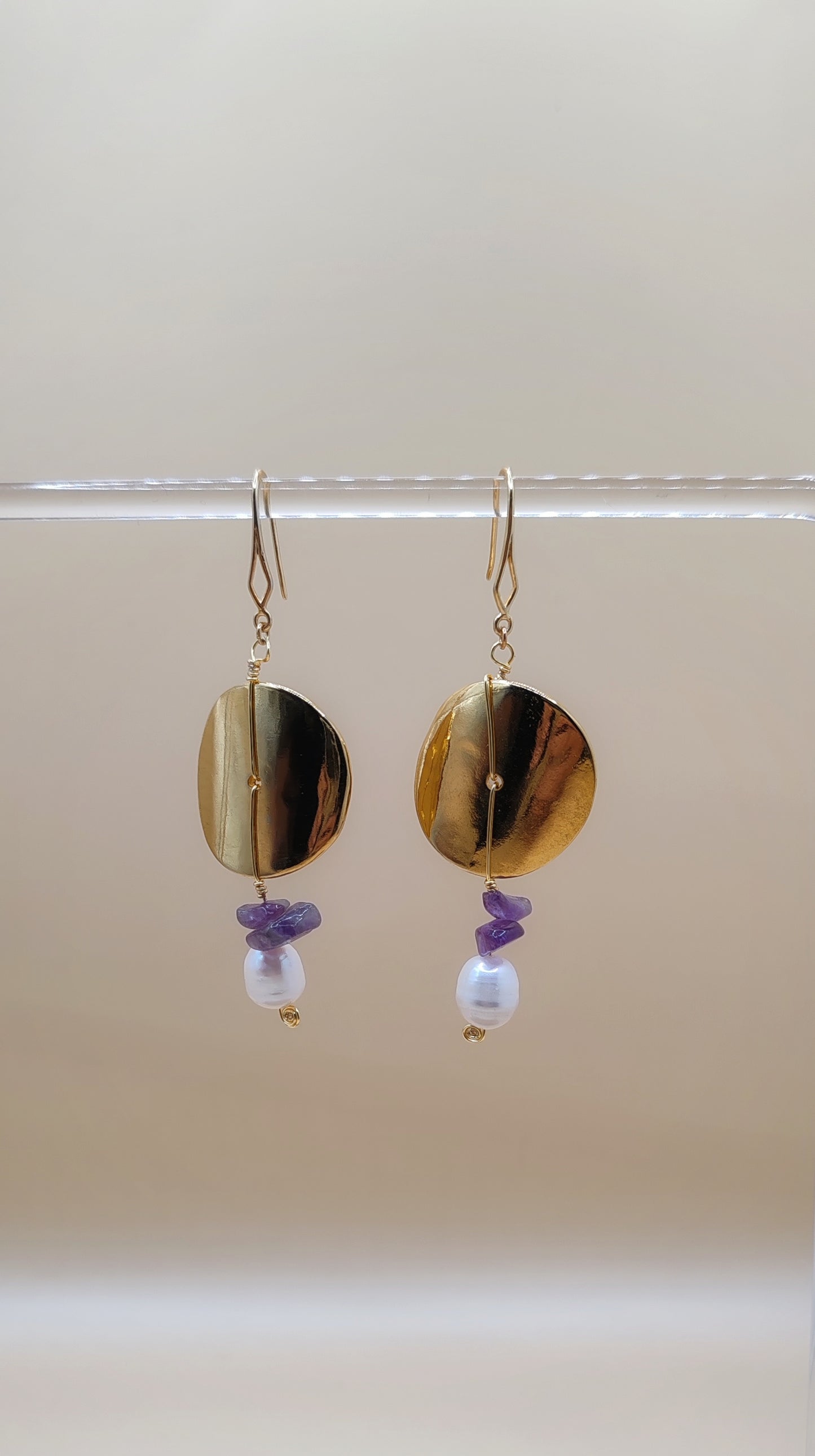 Aretes Disco Dorado con Perla y Amatista – Chapa de Oro 14K