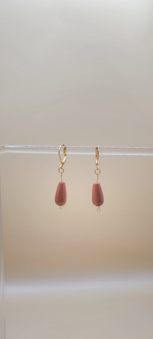 Aretes Aventurina Café con Destellos – Chapa de Oro 14K