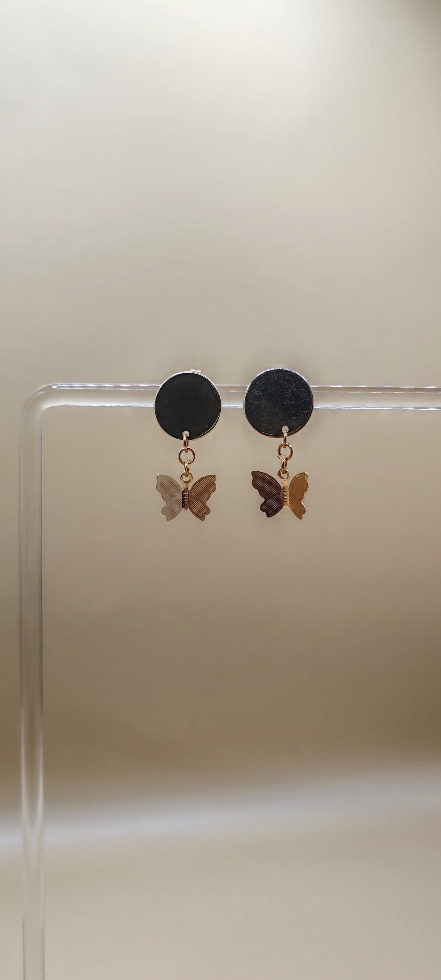 Aretes Mariposa Minimal – Chapa de Oro 14K