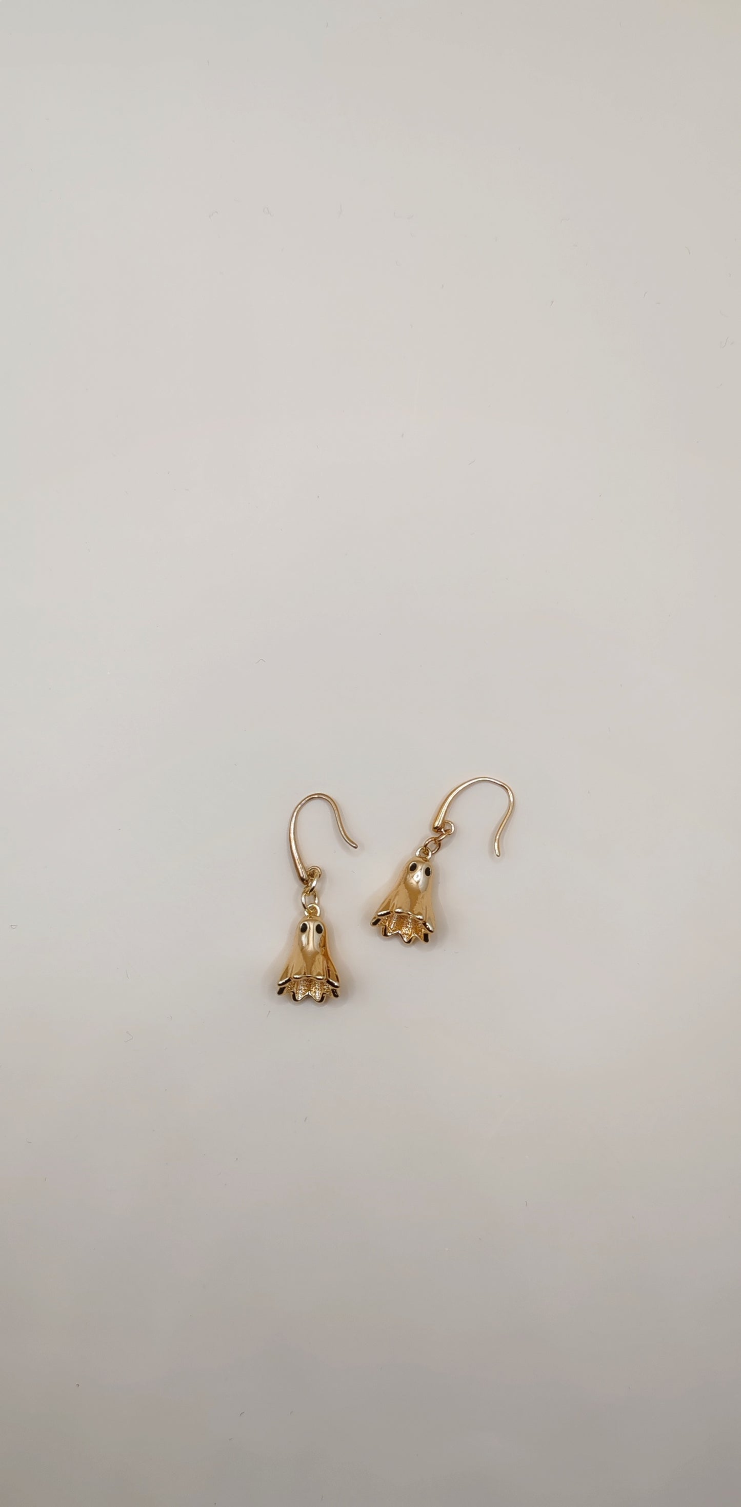 Aretes Fantasmita Dorado Minimal – Chapa de Oro 14K