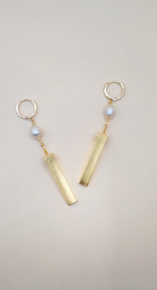 Aretes Dorados con Perla de Río – Chapa de Oro 14K