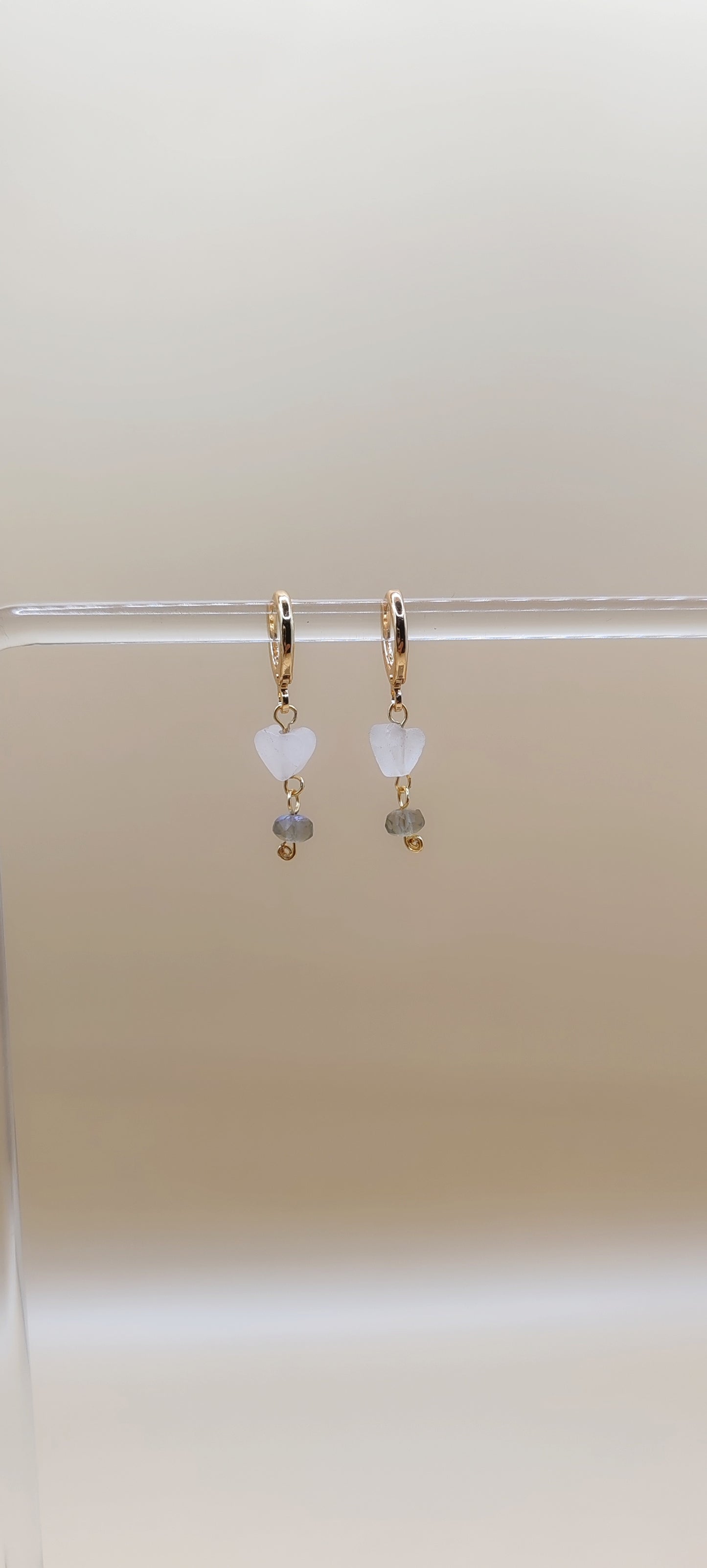 Aretes Corazón Delicado con Detalle en Piedra – Chapa de Oro 14K