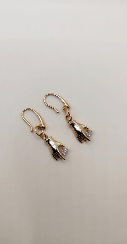 Aretes Mano Protectora con Zirconia – Chapa de Oro 14K