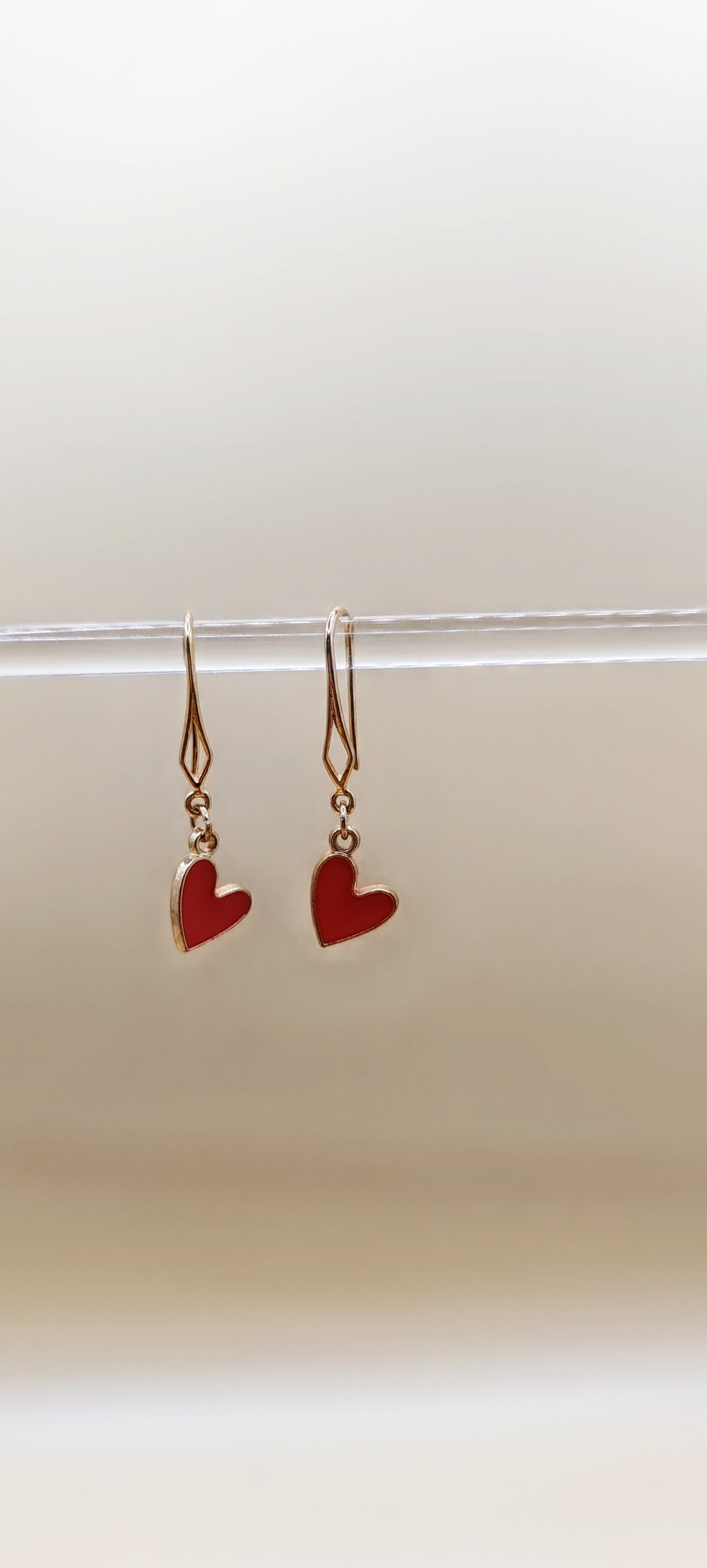 Aretes Corazón Rojo Pasión – Chapa de Oro 14K