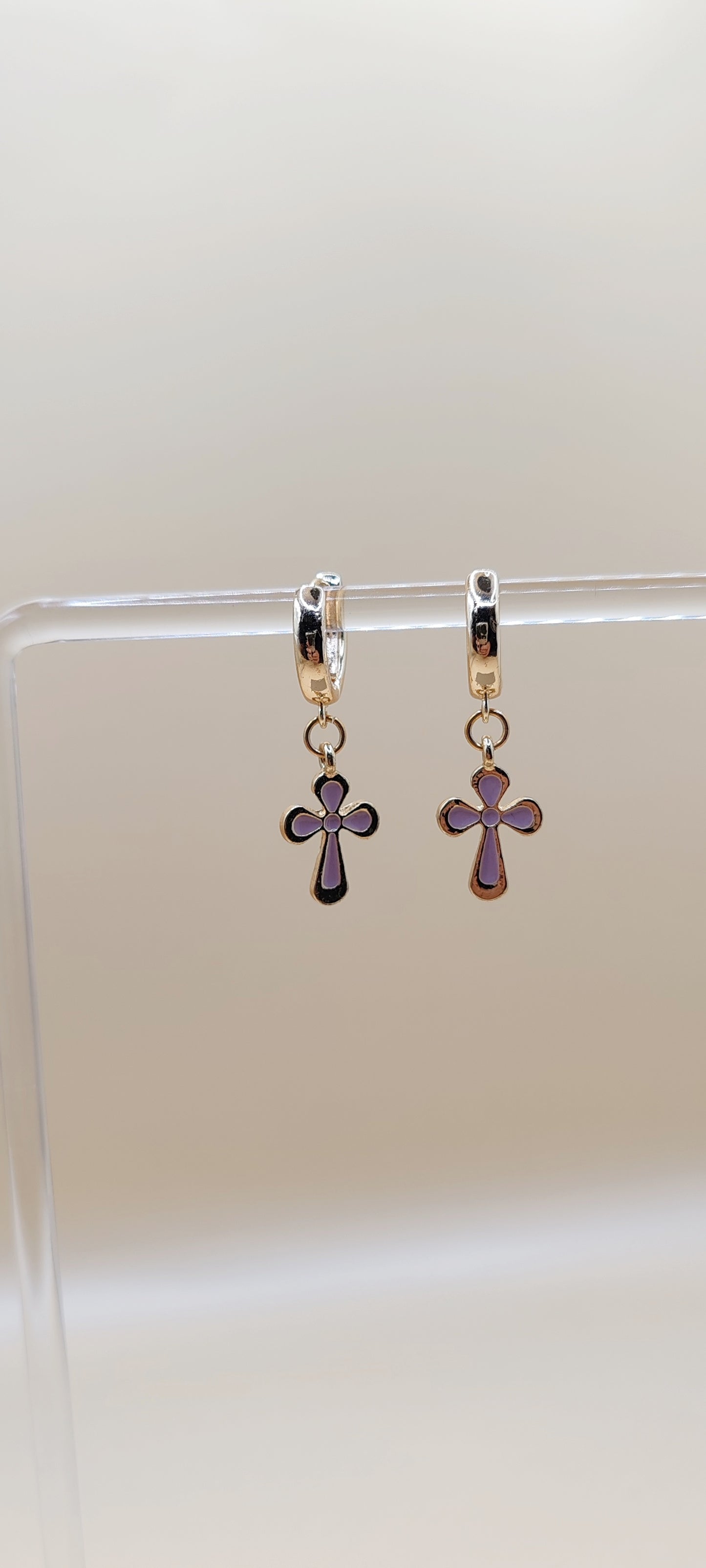 Aretes Cruz Lila Delicada – Chapa de Oro 14K