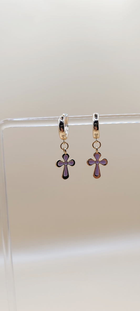 Aretes Cruz Lila Delicada – Chapa de Oro 14K