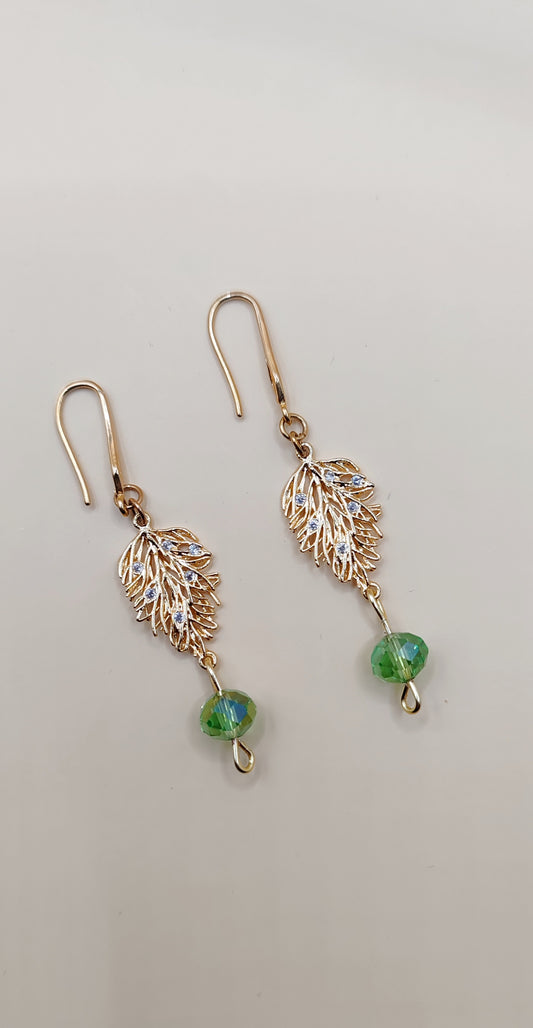 Aretes Hoja Elegante con Cristal Verde – Chapa de Oro 14K