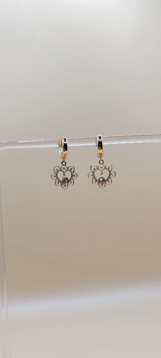 Aretes Corazón Filigrana con Piedra Violeta – Chapa de Oro 14K
