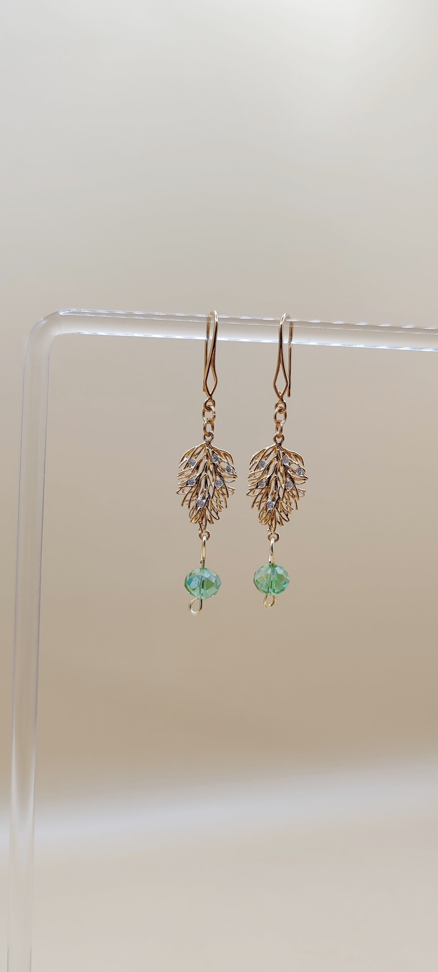 Aretes Hoja Elegante con Cristal Verde – Chapa de Oro 14K