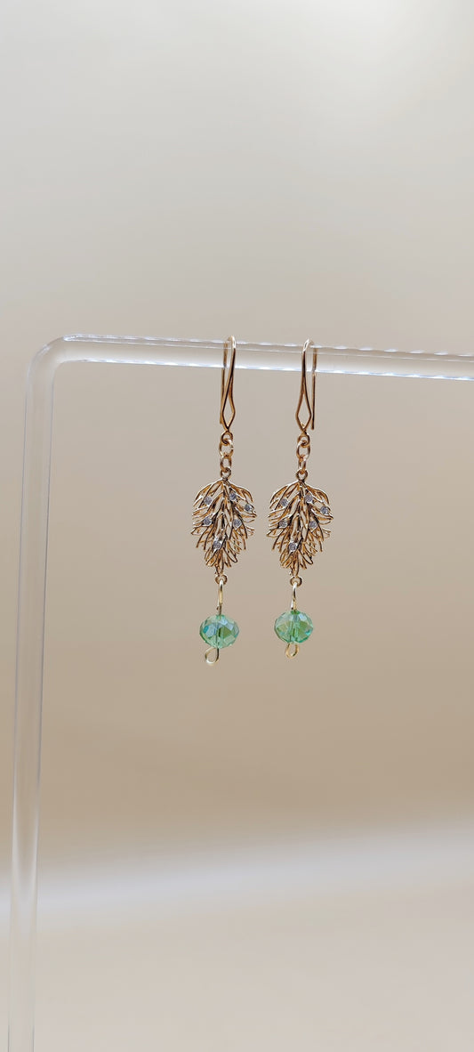 Aretes Hoja Elegante con Cristal Verde – Chapa de Oro 14K