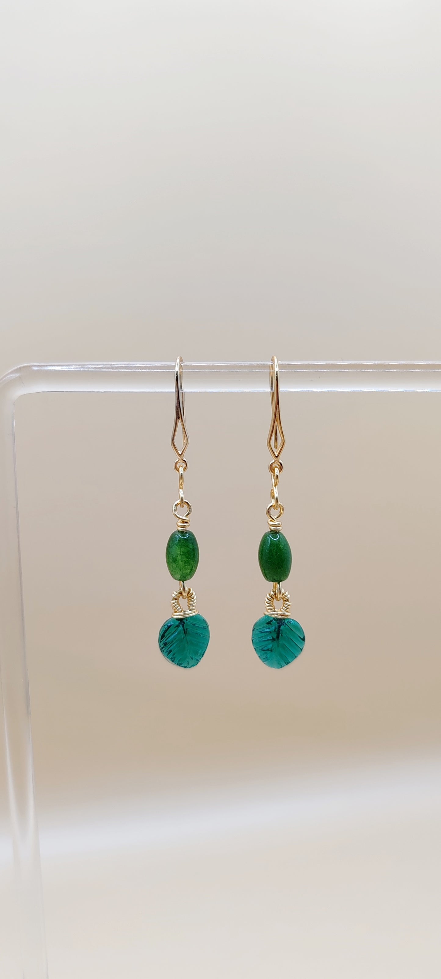 Aretes Hojas Esmeralda Elegantes – Chapa de Oro 14K