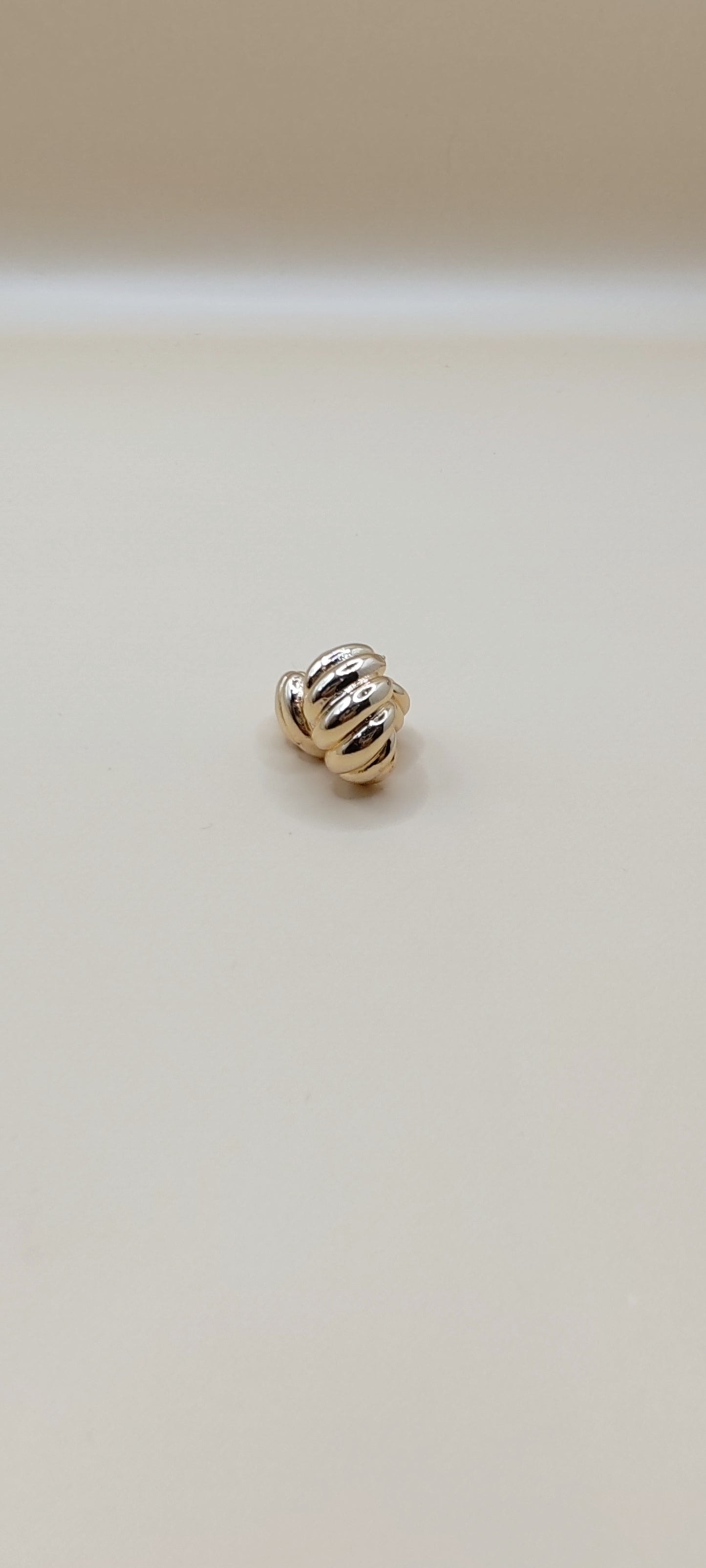 Aretes Nudo Clásico Elegante – Chapa de Oro 14K