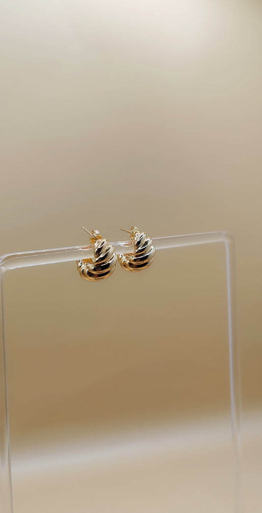 Aretes Nudo Clásico Elegante – Chapa de Oro 14K