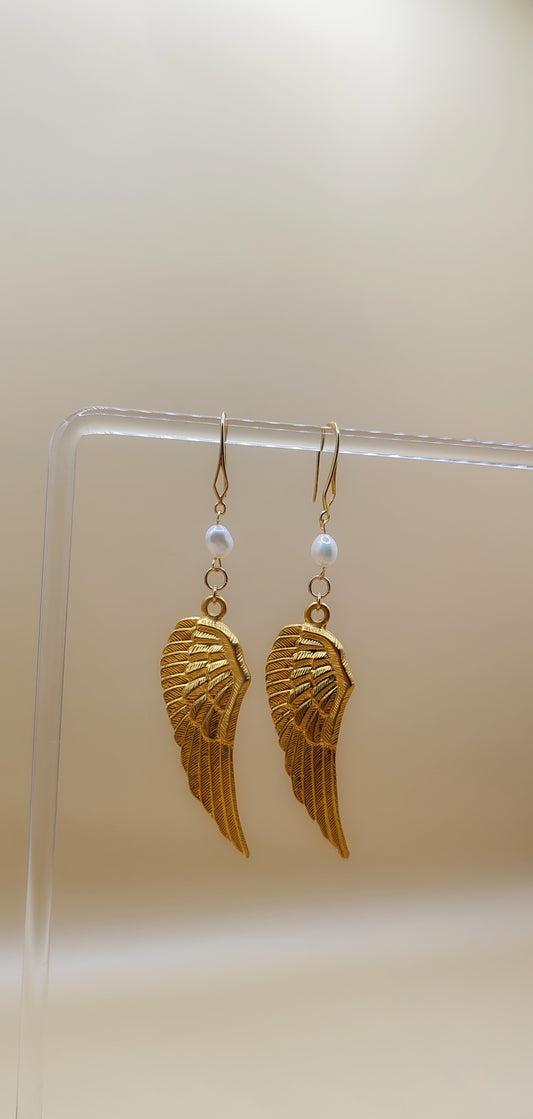 Aretes Alas Celestiales con Perla – Chapa de Oro 14K