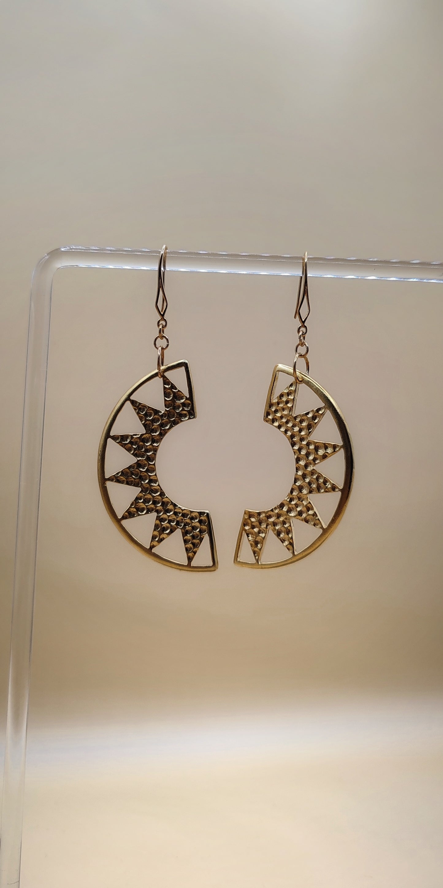 Aretes Media Luna Solar – Chapa de Oro 14k