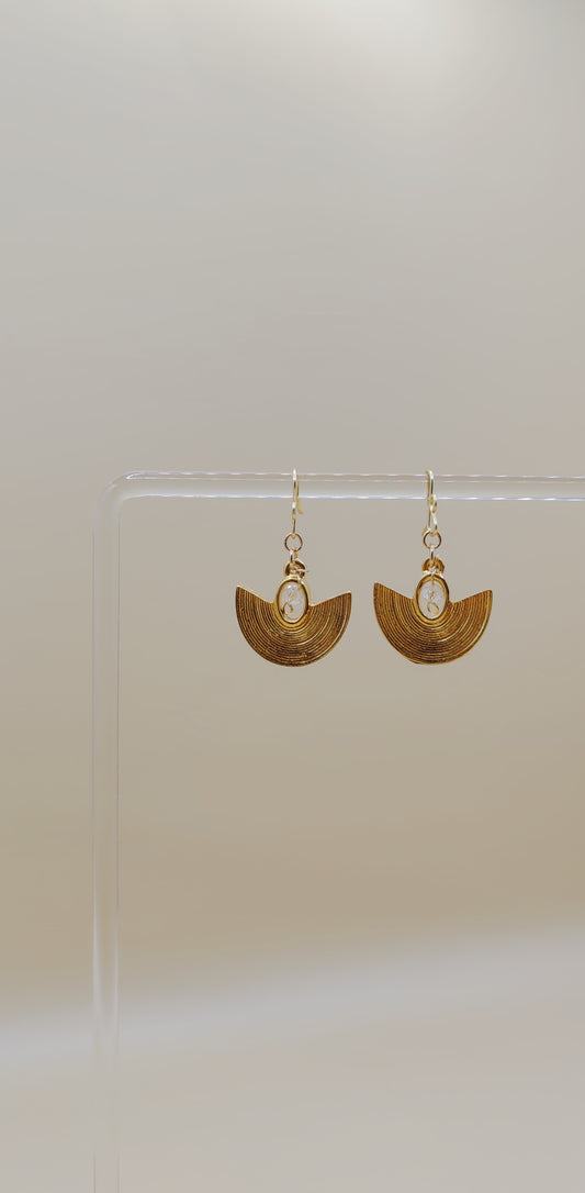Aretes Media Luna Texturizada – Chapa de Oro 14K