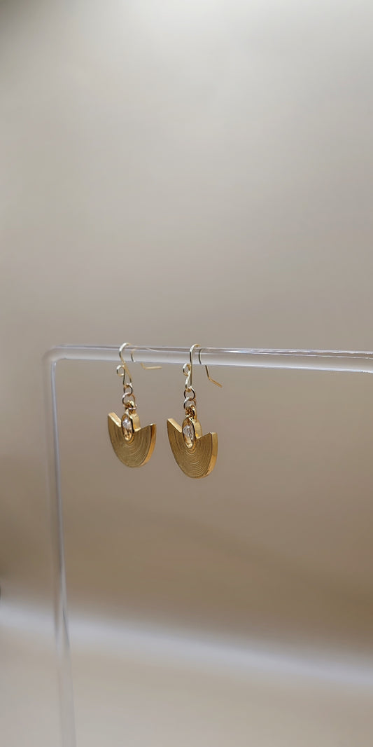 Aretes Media Luna Texturizada – Chapa de Oro 14K