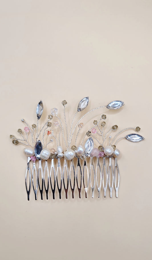 Tocado Artesanal de Autor – Pieza Única con Perlas y Cristales
