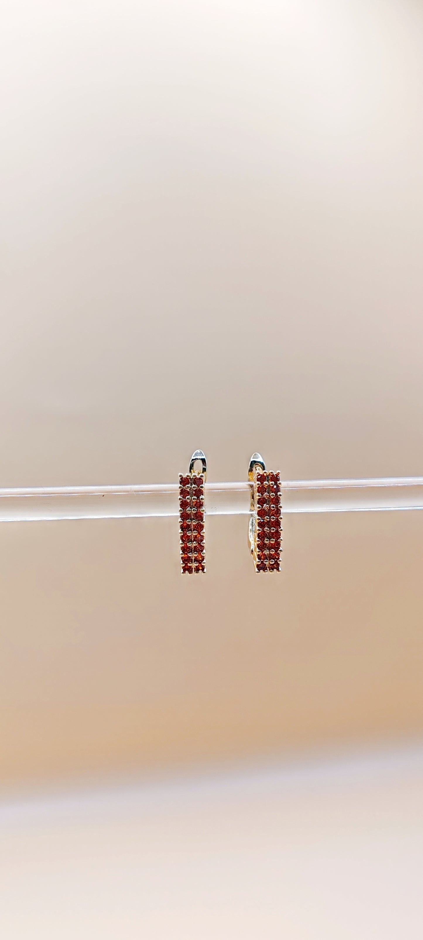 Aretes Huggie con Zirconias Naranjas – Acero Inoxidable