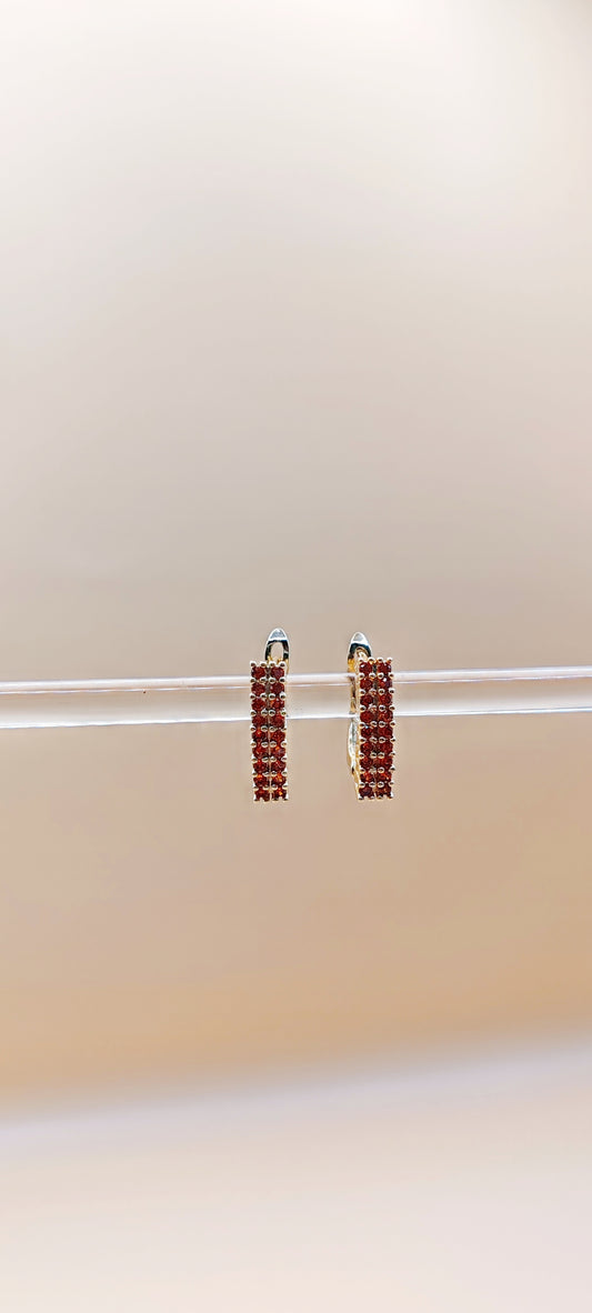 Aretes Huggie con Zirconias Naranjas – Acero Inoxidable