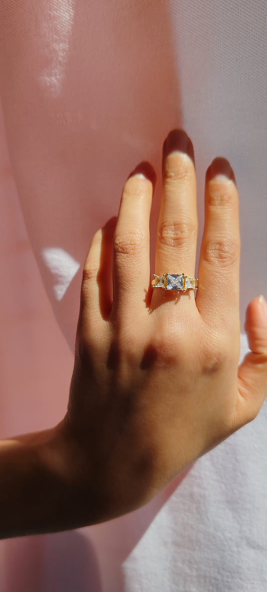 Anillo con Zirconia Central – Chapa de Oro 14K