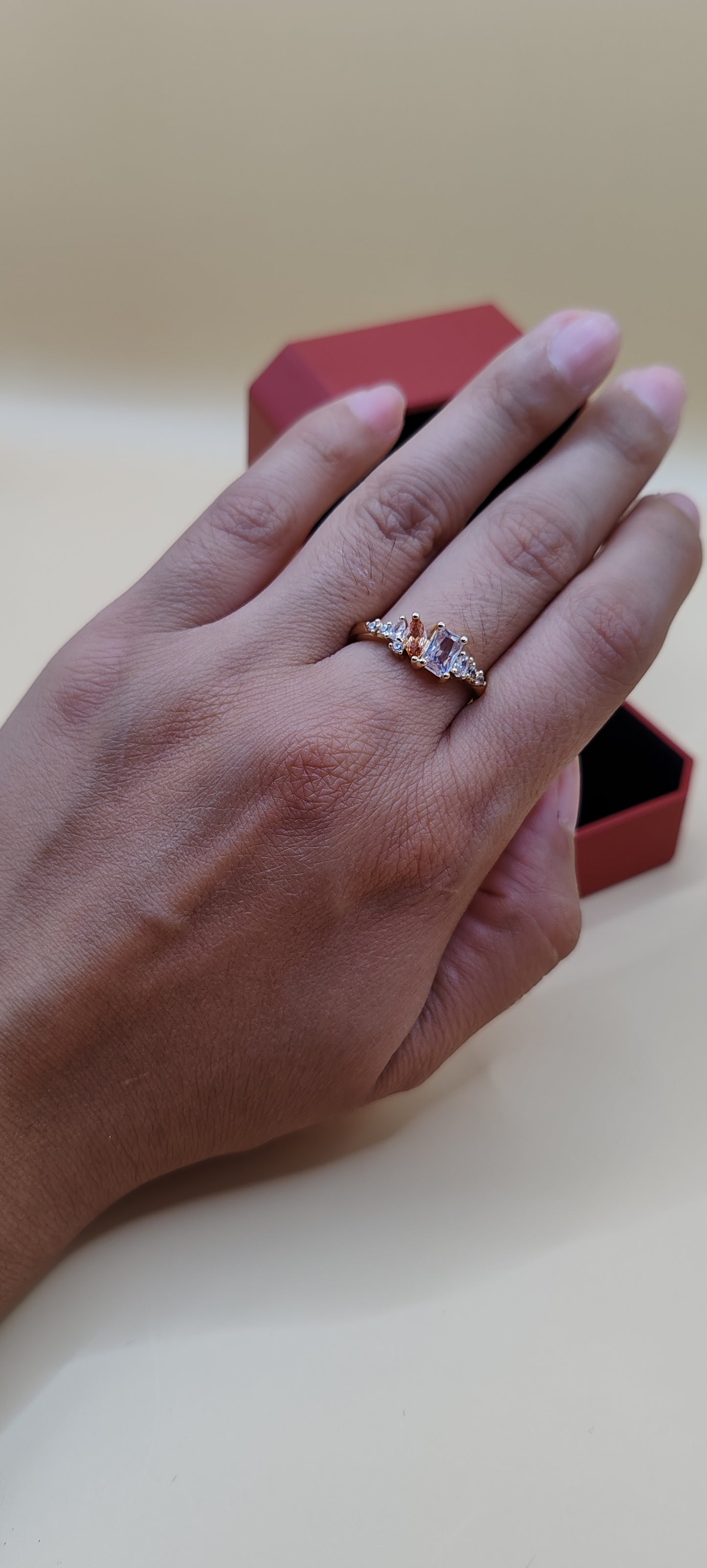Anillo geométrico con zirconias – Chapa de oro 14k