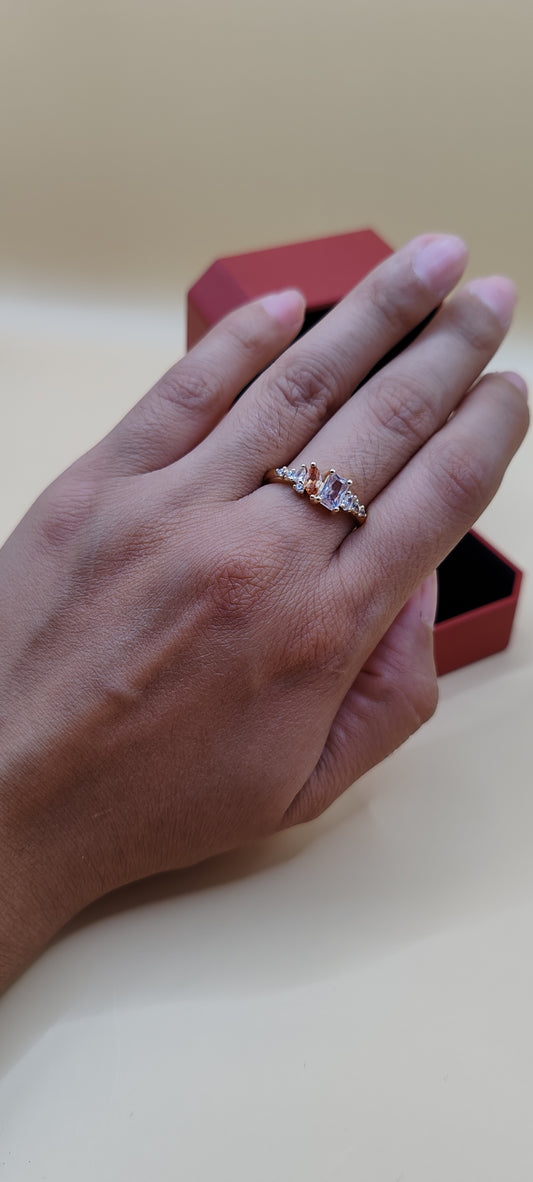 Anillo geométrico con zirconias – Chapa de oro 14k