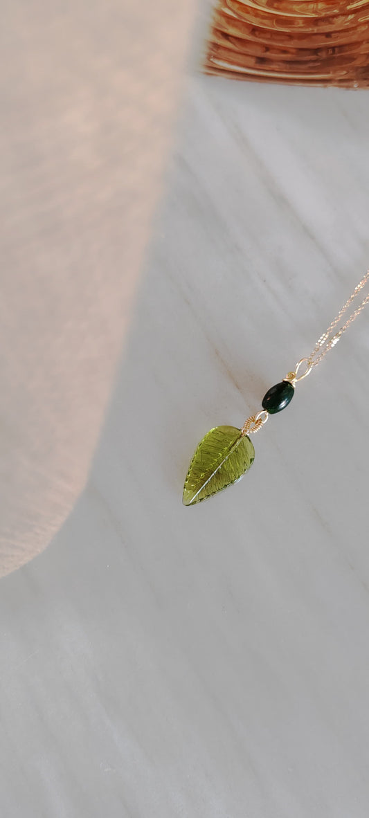 Collar Hoja Verde – Chapa de Oro 14K