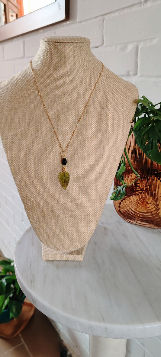 Collar Hoja Verde – Chapa de Oro 14K