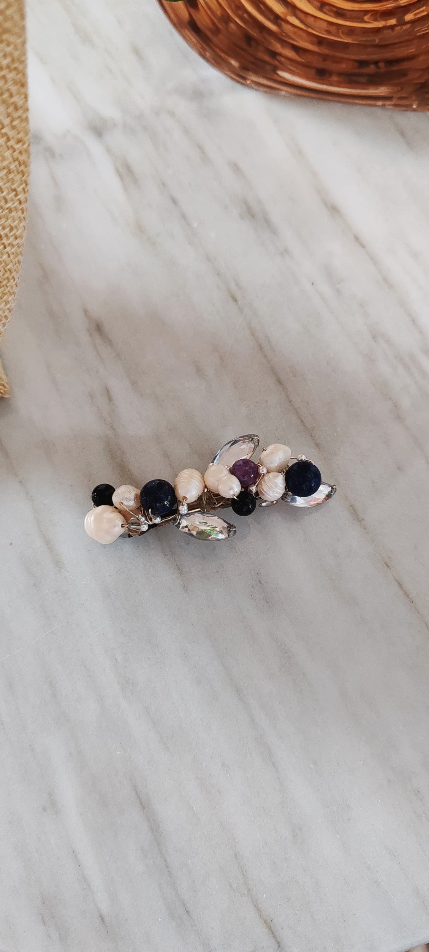 Broche Perlas & Cristales – Hecho a Mano