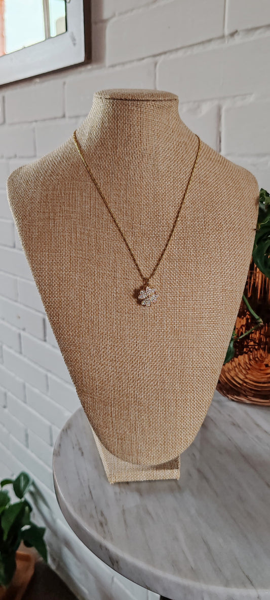 Collar Trébol Giratorio